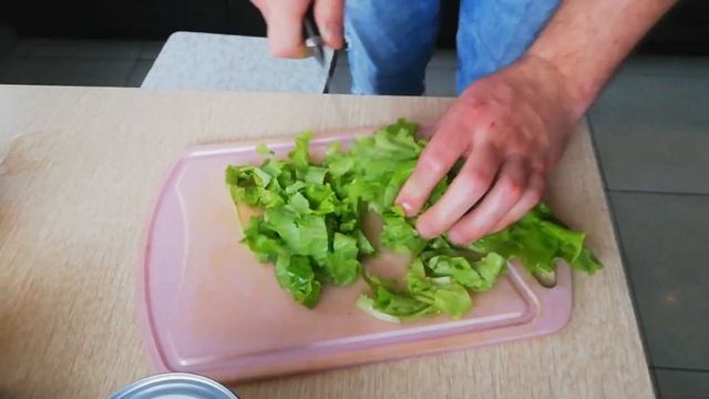 Салат с кукурузой курицей и зеленью | салат я его слепил из того что было) смотреть онлайн