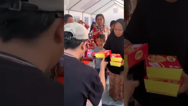 Help food for earthquake victims at Cianjur West Java Indonesia смотреть онлайн