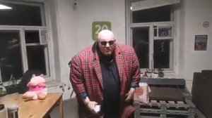 Стас Барецкий упал на стул и пернул