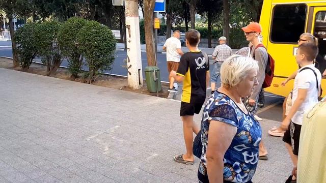 В ЧЕМ ХОДЯТ В ЯЛТЕ В ЖАРУ 30+ #Уличный стиль #МодаЯлты #ОдеждаСезон2023 #Крым #Лето смотреть онлайн