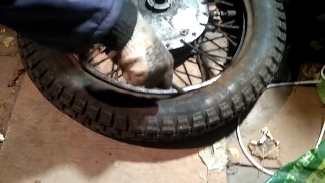 How to put a tire on a motorcycle wheel hiccups? Как одеть шину на диск мотоцикла. смотреть онлайн