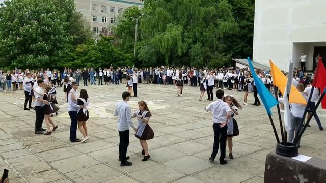 Последний звонок 2021 г., прощальный вальс 11-А, 5 школа г. Тирасполь смотреть онлайн