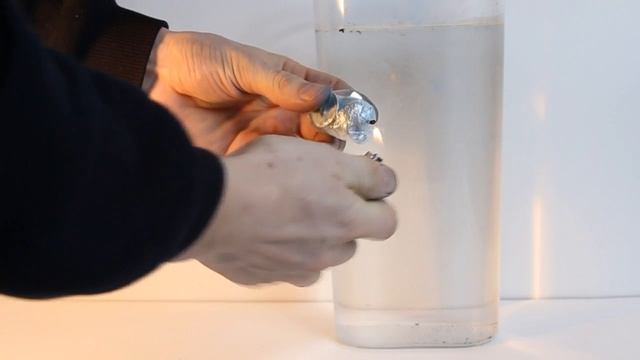 КАК ГОРИТ ДЫМОВАЯ ШАШКА ПОД ВОДОЙ??!!! смотреть онлайн