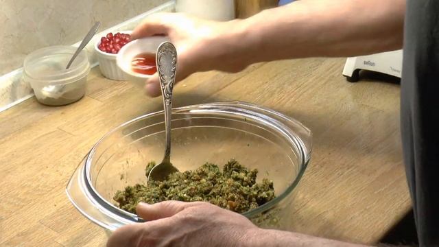 Любимая закуска Сталина, пхали с грецким орехом и капустой. Один из грузинских кулинарных хитов. смотреть онлайн