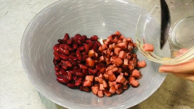 Вкусный и быстрый в приготовлении салат с красной фасолью, сухариками и копченой колбасой смотреть онлайн
