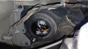 Замена лампы ближнего света Рено Дастер (левая)