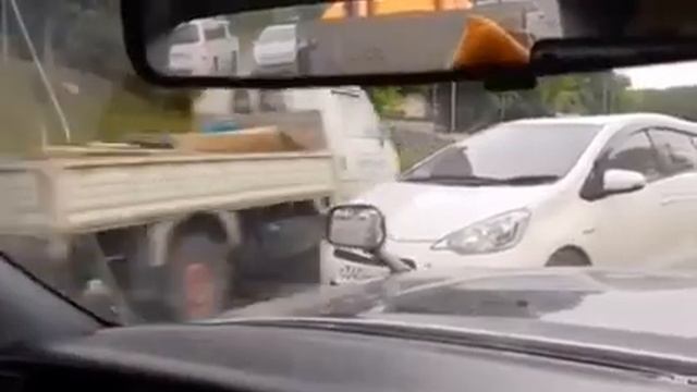 Во Владивостоке мужчина выехал на «встречку» и показывал непристойные жесты смотреть онлайн
