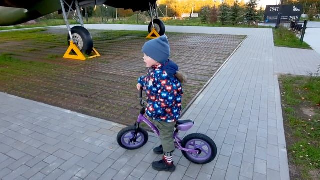 Машинки, самолеты и военная техника в парке СПБ смотреть онлайн