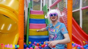 Бассейн с Шариками Изучаем ЦВЕТА - Развивающие Мультики для малышей - ТроЛЛикс Учимся и Играем