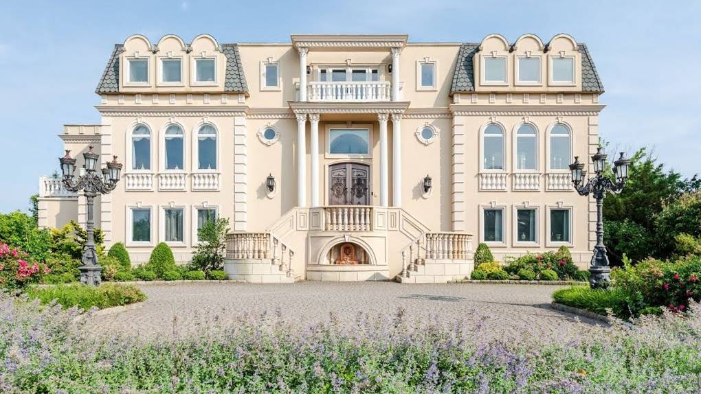 Waterfront Estate in Hewlett Harbor, New York смотреть онлайн