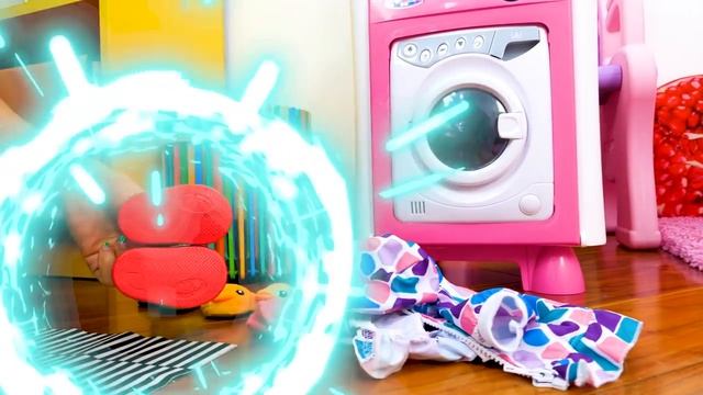 Детские мультики - Стираем одежду для куклы Беби Анабель! - Весёлые игры дочки матери с Baby Doll смотреть онлайн