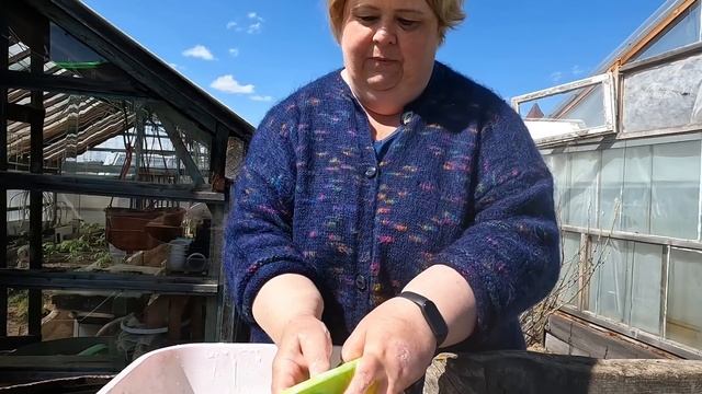 Дачные дела. Наклеили обои в домике. смотреть онлайн