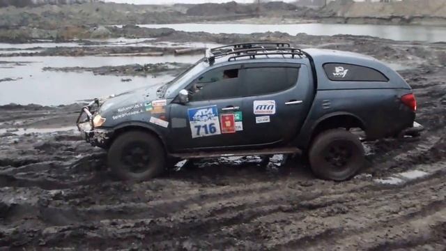 Mitsubishi L200 - болото возле карьера смотреть онлайн