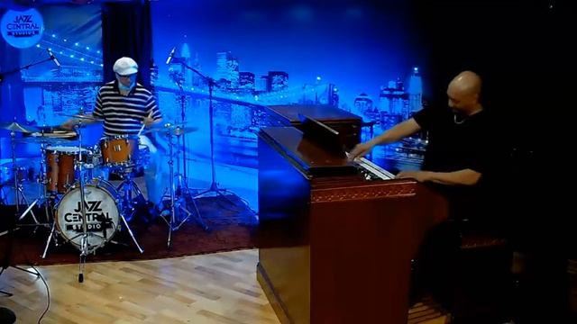 PIERRE LEWIS B3 ORGAN TRIO - MACK THE KNIFE смотреть онлайн