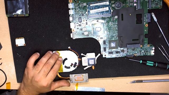 Ноутбук Lenovo IdeaPad V580. Полная разборка, чистка, замена кулера смотреть онлайн