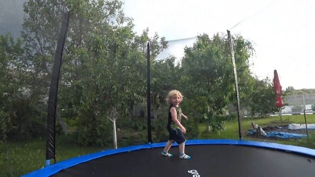 Батут на даче и Летняя гроза Дядя Джек/trampoline in the country house Uncle Jack смотреть онлайн