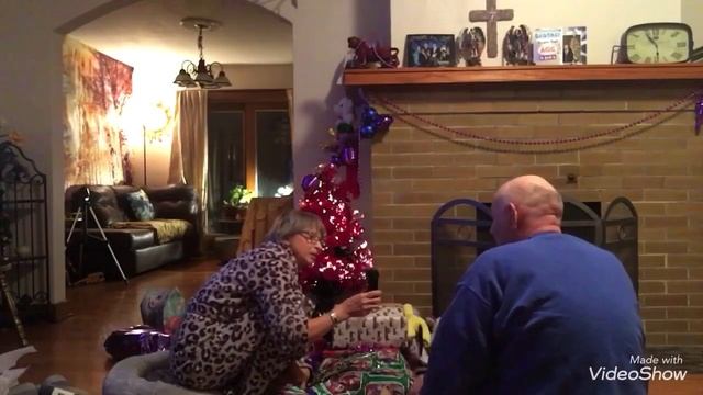 РОЖДЕСТВО Открываем подарки _ всем весело смотреть онлайн