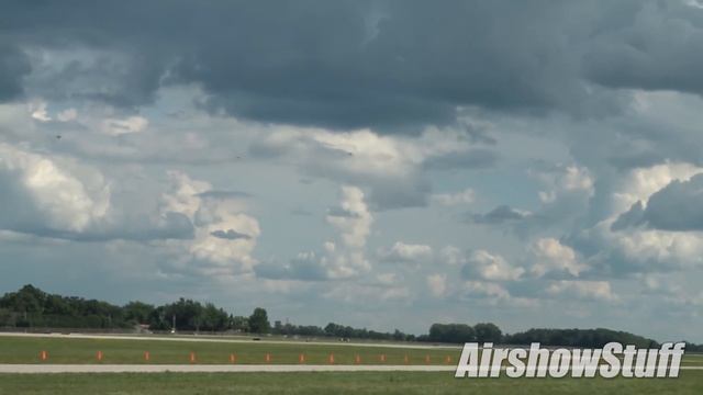 Warbird Chaos in Oshkosh! - Saturday - EAA AirVenture Oshkosh 2018 смотреть онлайн