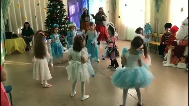 Танец снежинок старшая группа смотреть онлайн