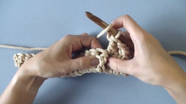 Урок для начинающих: Рельефные лицевые столбики с накидом смотреть онлайн