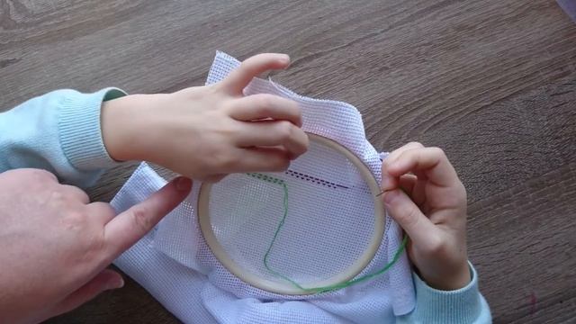 Как научить ребенка вышивке крестиком, закрепление нити, урок 3 смотреть онлайн