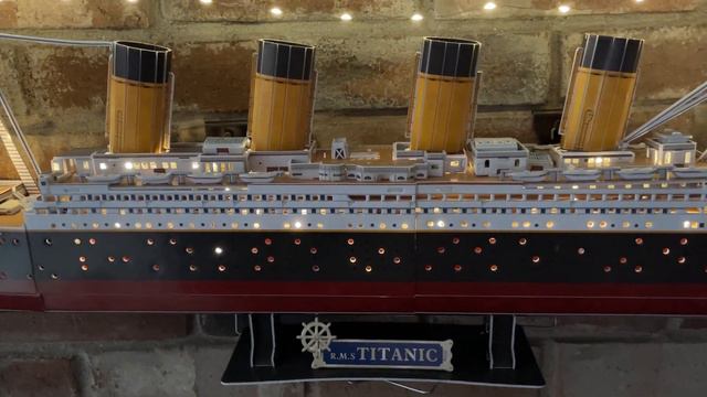 CUBIC Fun RMS Titanic Model with Lights смотреть онлайн