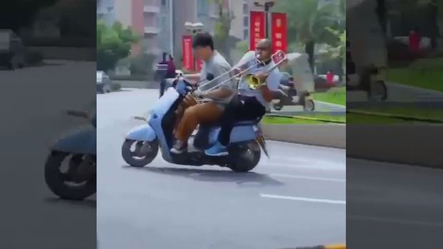 Man Playing Trombone on Motorbike смотреть онлайн