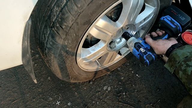 Лада Ларгус переобуваемся с помощью гайковерта Prostormer. смотреть онлайн
