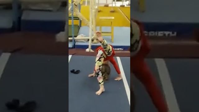 ШОК! НЕВЕРОЯТНЫЕ ТРЮКИ В КУПАЛЬНИКИ ДЕВОЧКА 6 ЛЕТ! смотреть онлайн