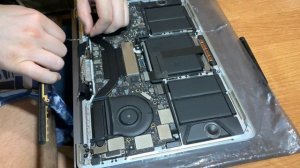 Замена дисплея с проблемой flexgate MacBook Pro 13 A1706 Mid 2017