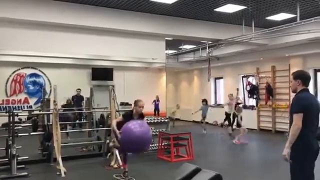 Александра Егорова. Тренировка в школе Плющенко - упражнение на равновесие смотреть онлайн