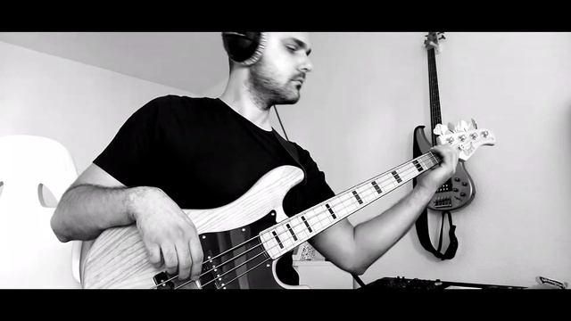Duran Duran - A View To A Kill (Bass Cover) смотреть онлайн