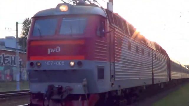 ЧС7-006 с фирменным поездом №2 "Москва – Казань" + приветливый помощник:-) смотреть онлайн