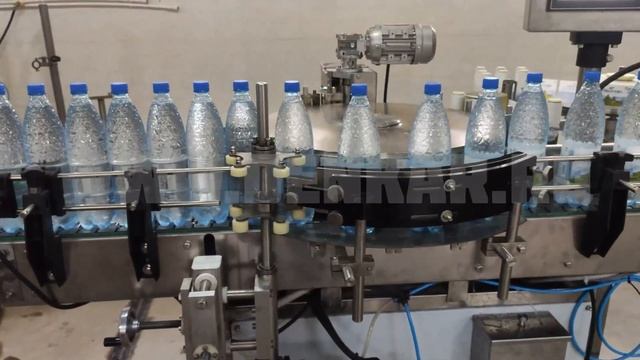 Нанесение этикетки на бутылки. Этикетировочная машина ЭТП-3000. ДЭНКАР смотреть онлайн