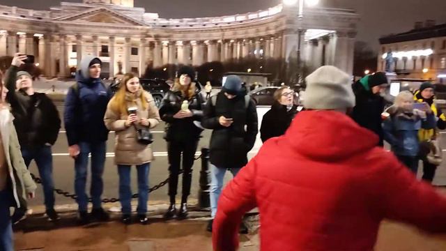 Ленинград - "В Питере - пить", песню исполняет группа "Висконти" на Невском проспекте в Петербурге смотреть онлайн