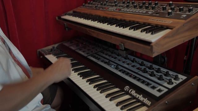 Prophet 5 vs OB-X8 смотреть онлайн