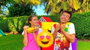 Настя и Артем открывают коробки с сюрпризами чтобы учить цвета.