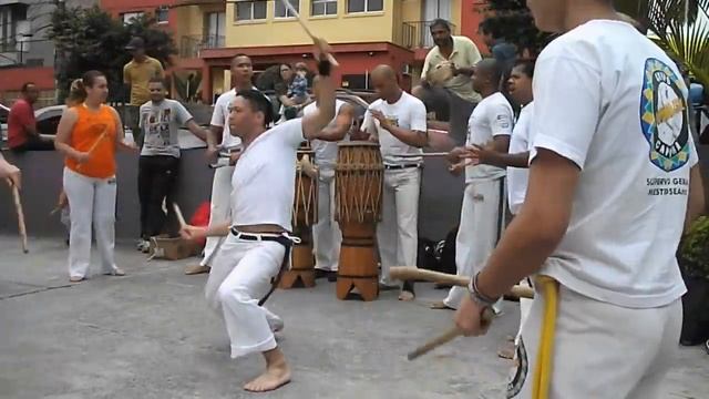 Roda de Capoeira na Academia Villa Esportes Organização Graduado Alabê Parte I 02/10/2011 смотреть онлайн
