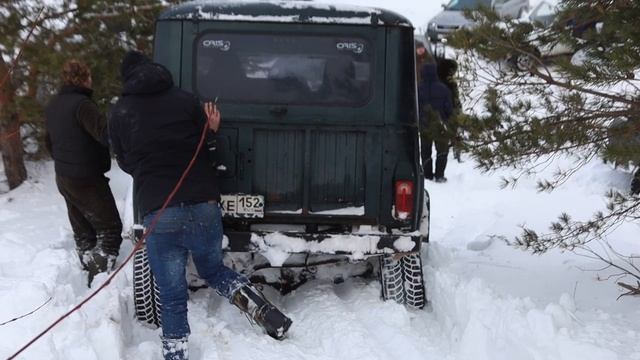 Как едет по снегу заряженный УАЗ ХАнтер смотреть онлайн