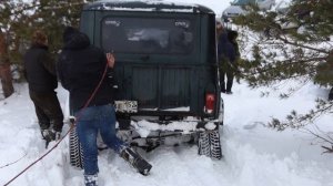 Как едет по снегу заряженный УАЗ ХАнтер