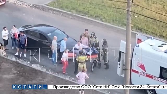 Пешеходам пришлось поднимать машину,чтобы достать из под нее детей,которых водитель cбил на переход смотреть онлайн
