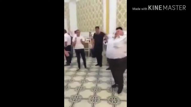 Мужик отжигает! Танцует как бох! смотреть онлайн