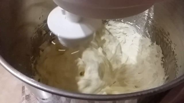 Взбивание крема kitfort kt-1308-2. Замедленная съемка. смотреть онлайн