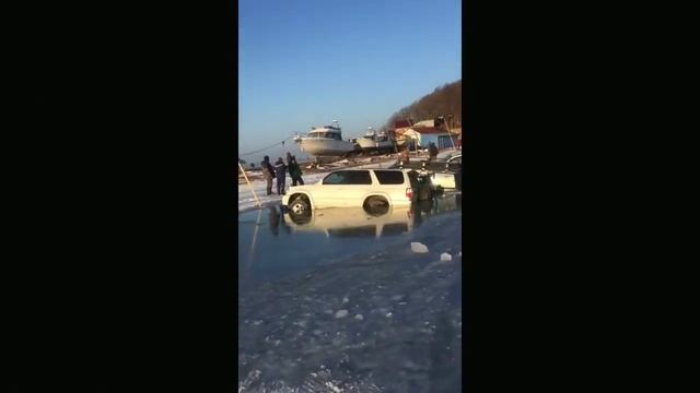 во Владивостоке утонуло более 30авто, рыбаки на острове Русском. Подледная рыбалка. смотреть онлайн