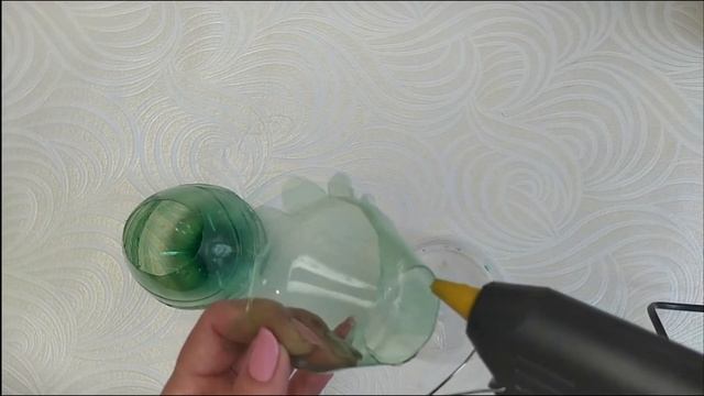 ВАЗА ИЗ ИЗ ПЛАСТИКОВОЙ БУТЫЛКИ СВОИМИ РУКАМИ. МАСТЕР КЛАСС. смотреть онлайн