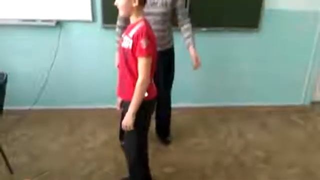 Пацан сделал сальто назад на уроке