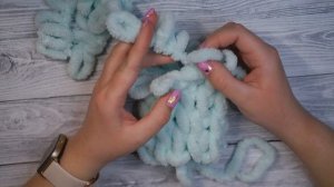 МИТЕНКИ БЕЗ КРЮЧКА И СПИЦ ИЗ АЛИЗЕ ПУФФИ|| Вяжем митенки за полчаса из нашумевшей пряжи Alize Puffy