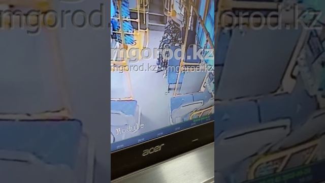 Валидатор украли из автобуса в Уральске смотреть онлайн