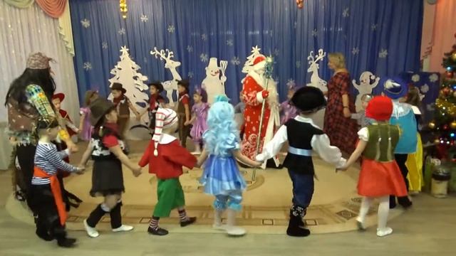 Хоровод "Новогодняя полька" на новогоднем празднике в детском саду смотреть онлайн