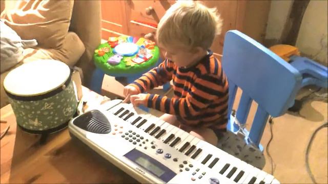Dexter Playing music Toddler Keyboard Piano Малыш играет на детском пианино смотреть онлайн